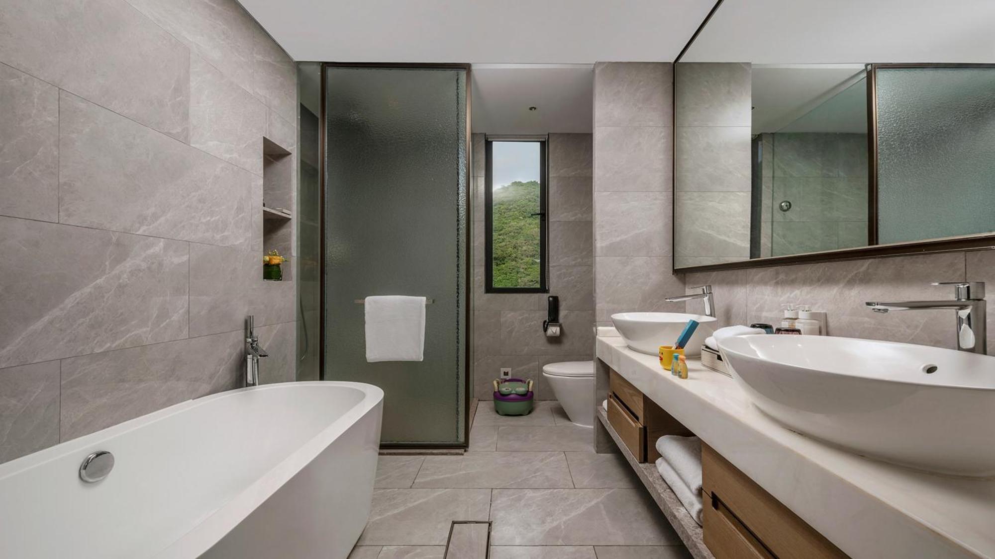 Hotel & Yalong Bay